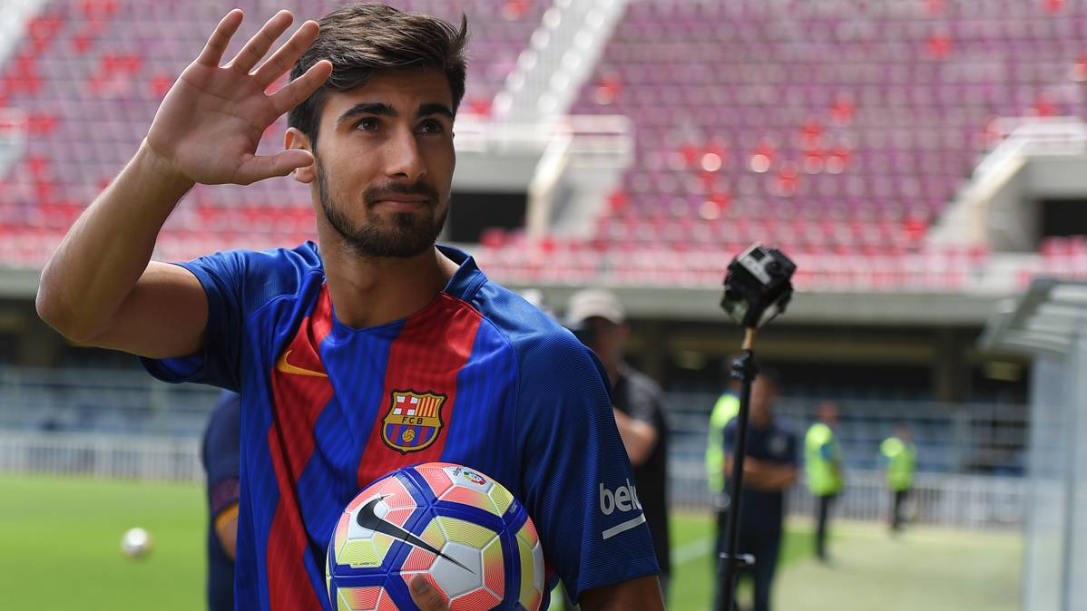 André Gomes, being presented with the Barça in Mini-Estadi