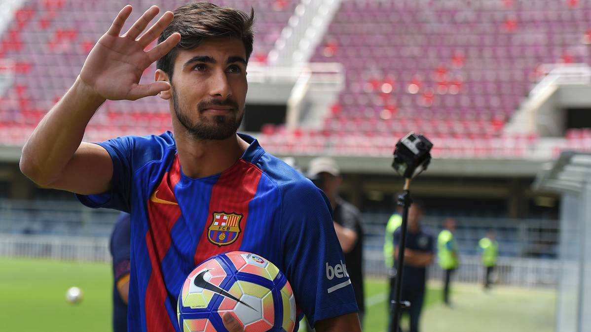 André Gomes, siendo presentado con el Barça en Mini-Estadi