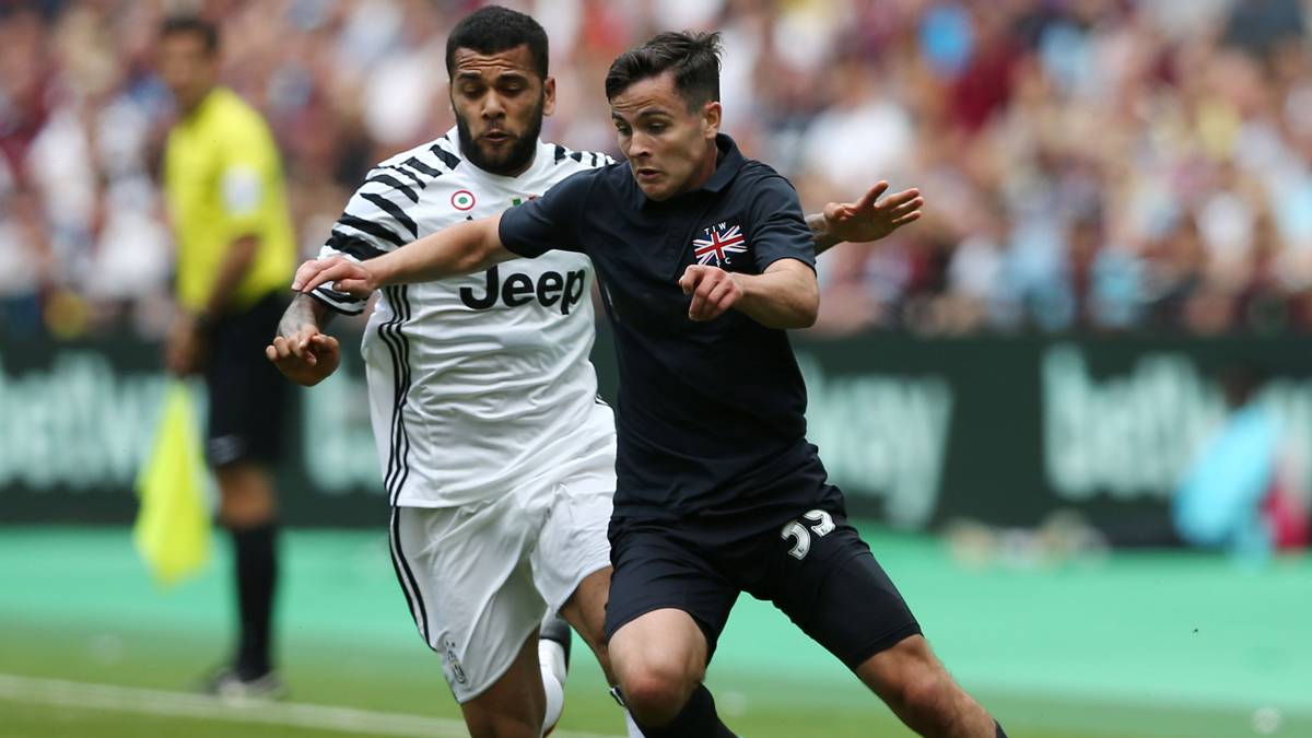 Dani Alves, pursuing to Josh Cullen, of the West Ham