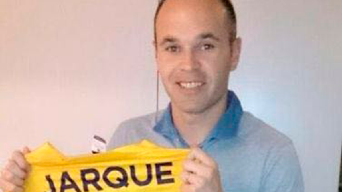 Andrés Iniesta junto a la camiseta de Dani Jarque