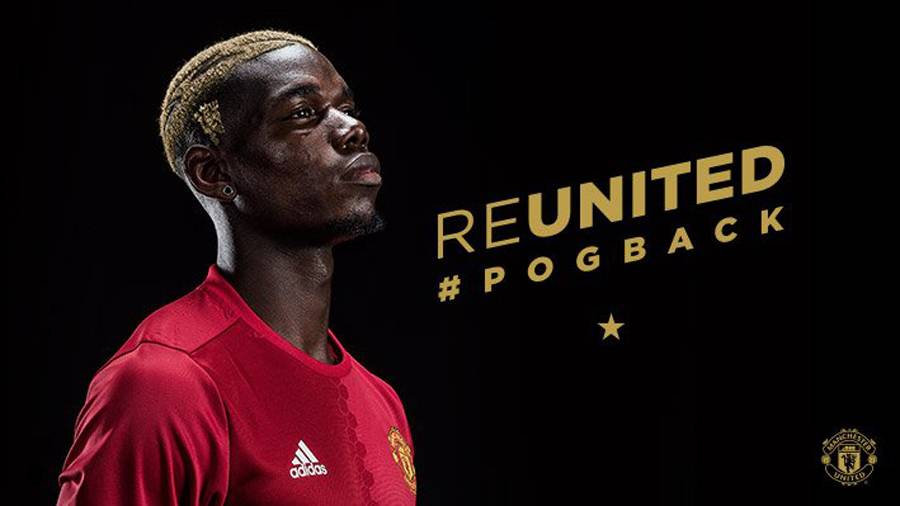 Paul Pogba, posando con la camiseta del Manchester United