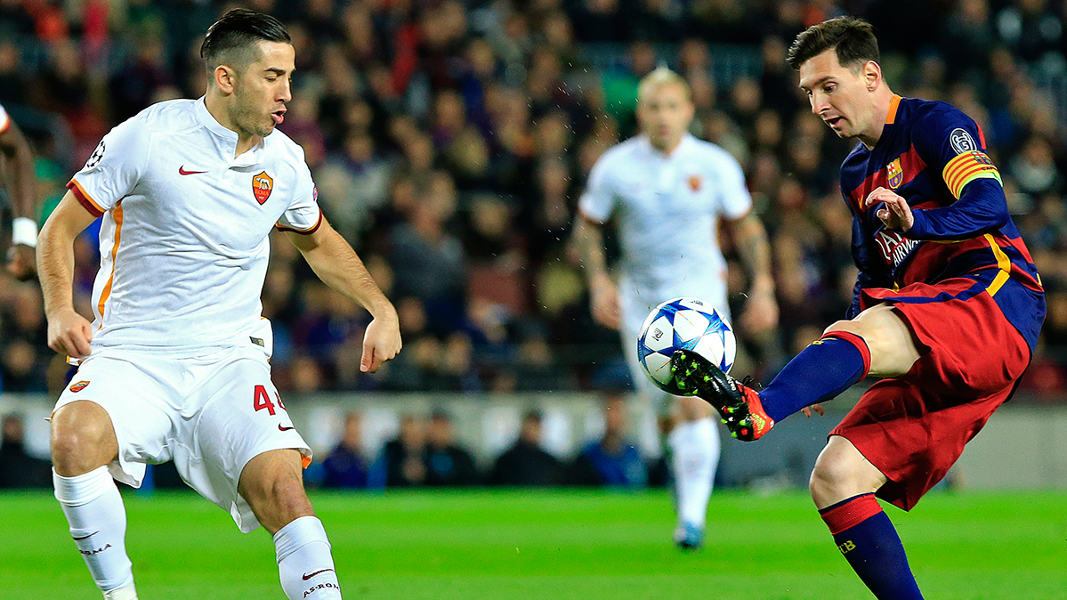 Kostas Manolas ante Leo Messi en el último FC Barcelona-AS Roma