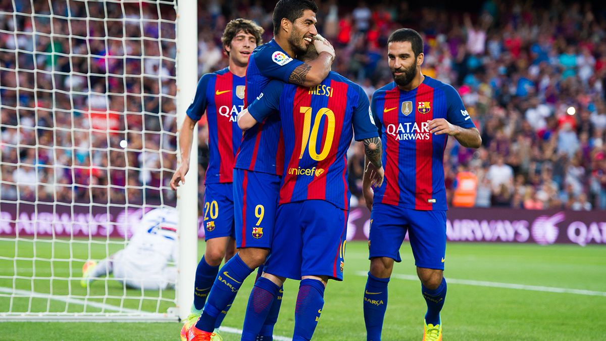 The players of the FC Barcelona celebrate the first goal in front of the UC Sampdoria