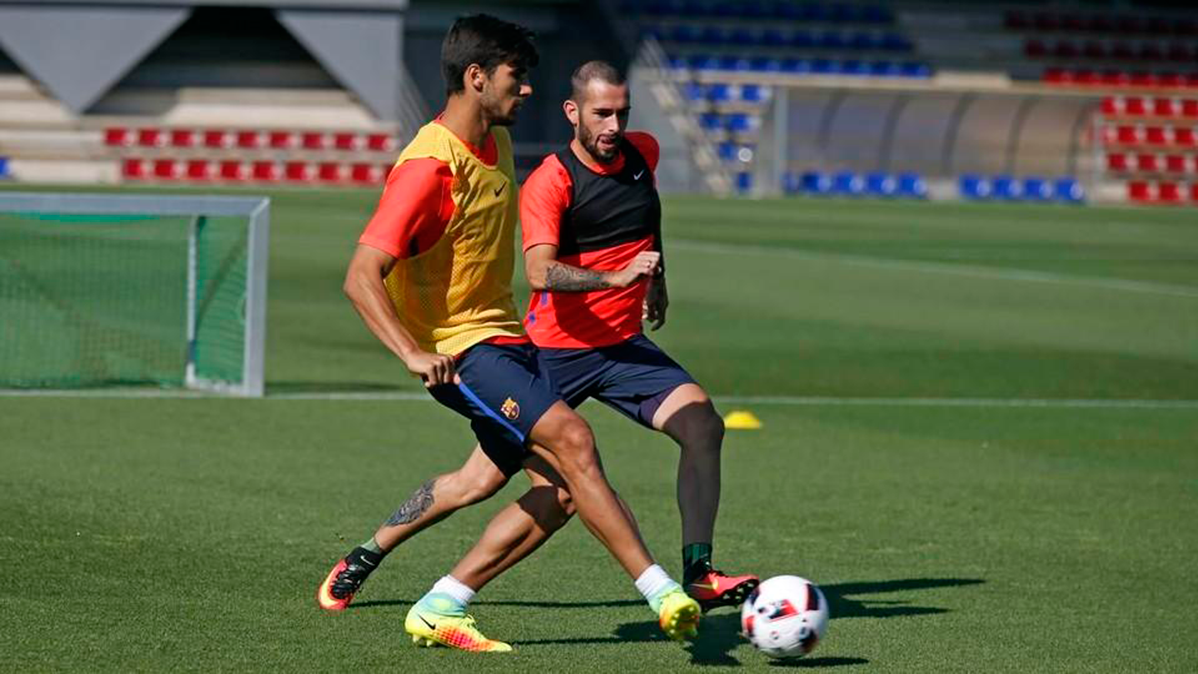 André Gomes y Aleix Vidal, en un entreno del Barça
