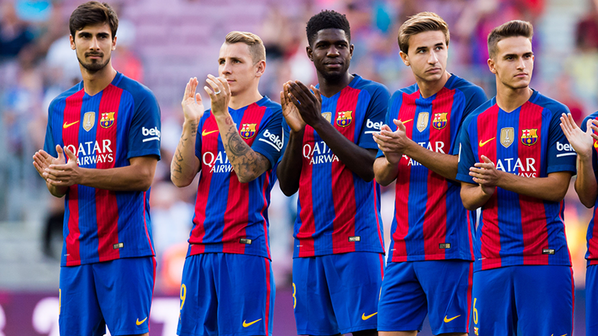 The new signings of the FC Barcelona beside Sergi Samper