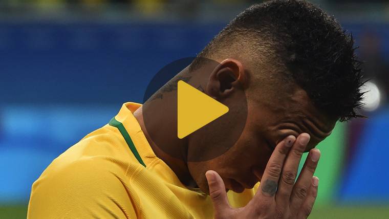Neymar Jr, lamentándose tras una acción contra Dinamarca