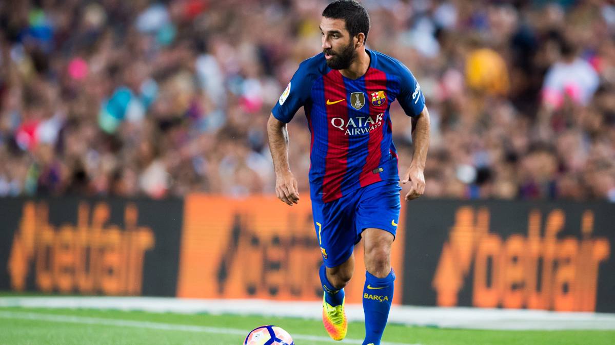 Arda Turan, conduciendo el balón con la camiseta del Barça