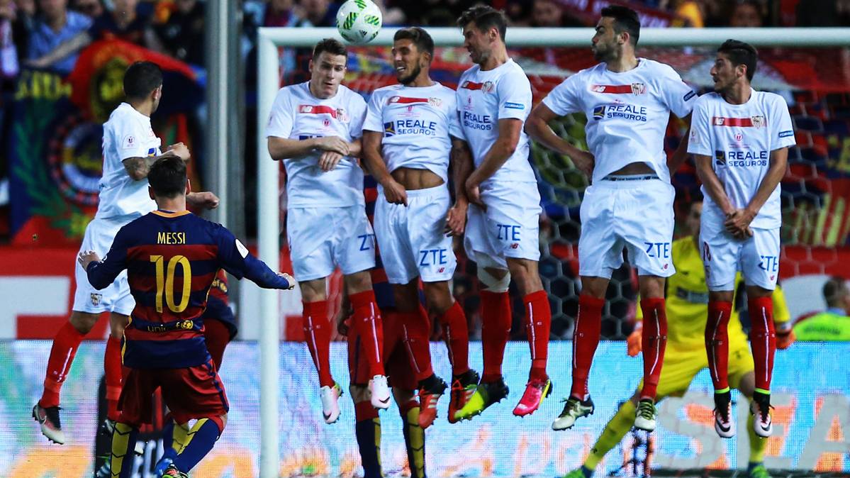 Leo Messi, a punto de marcar un gol de falta contra el Sevilla
