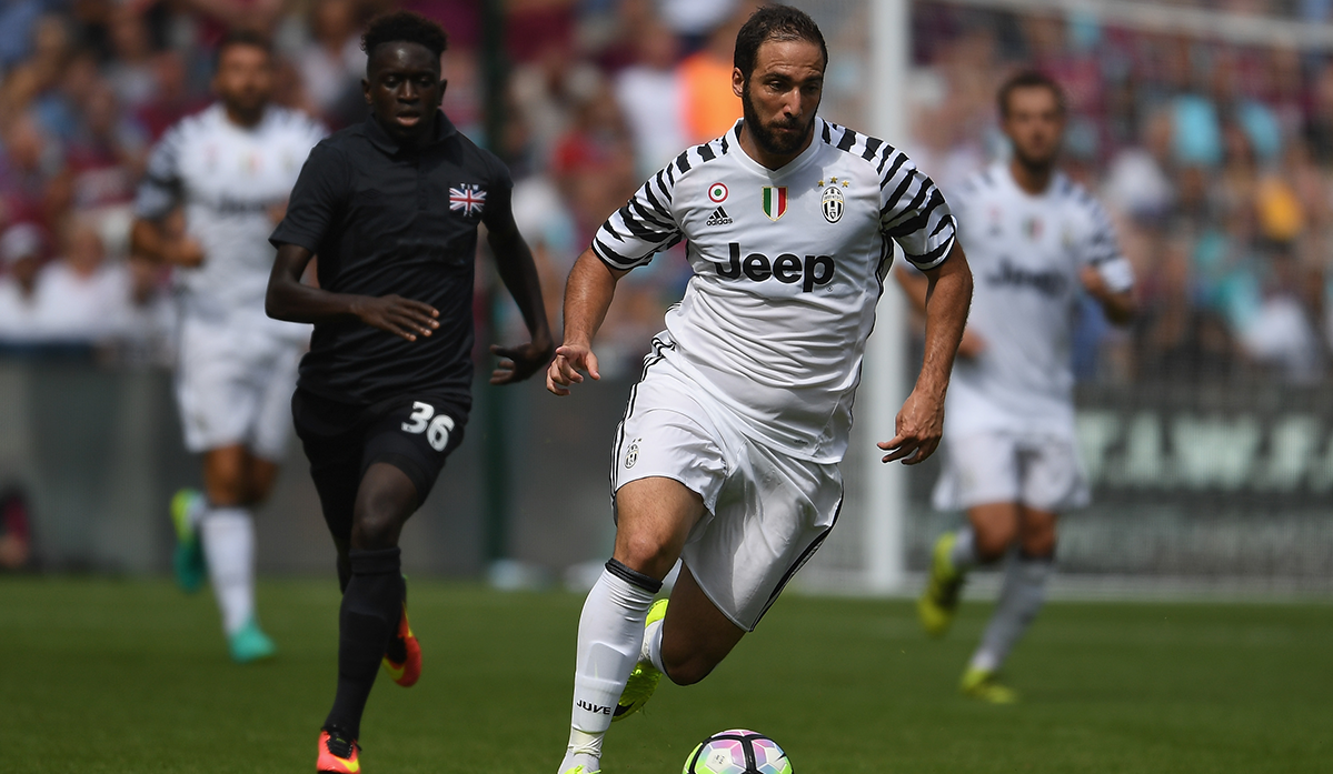 El nuevo delantero de la Juventus de Turín Gonzalo Higuaín, en un claro estado de sobrepeso