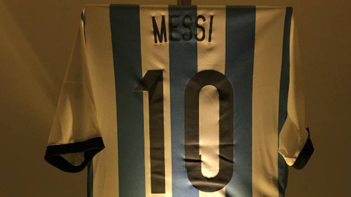 La camsieta de Leo Messi con la seleccion de Argentina subida por su padre a la red