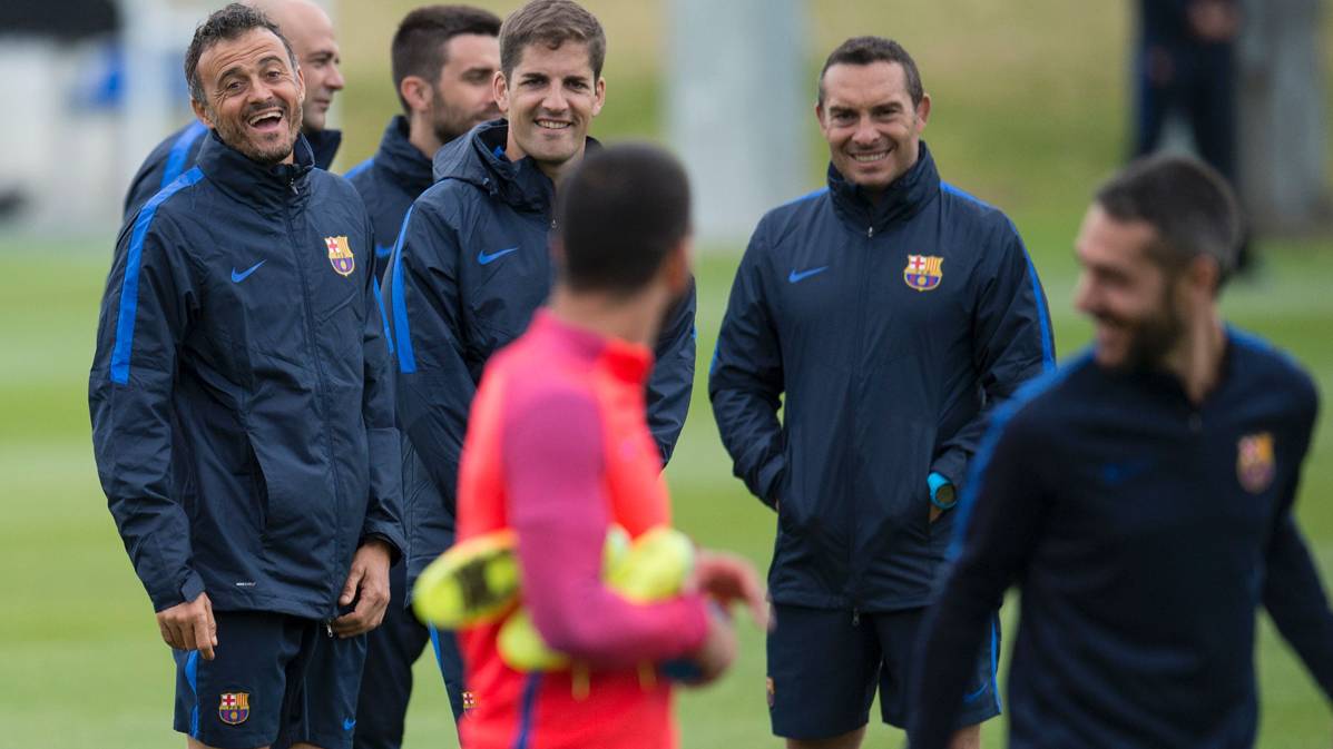 Luis Enrique, bromeando con Arda Turan tras un entreno del Barça