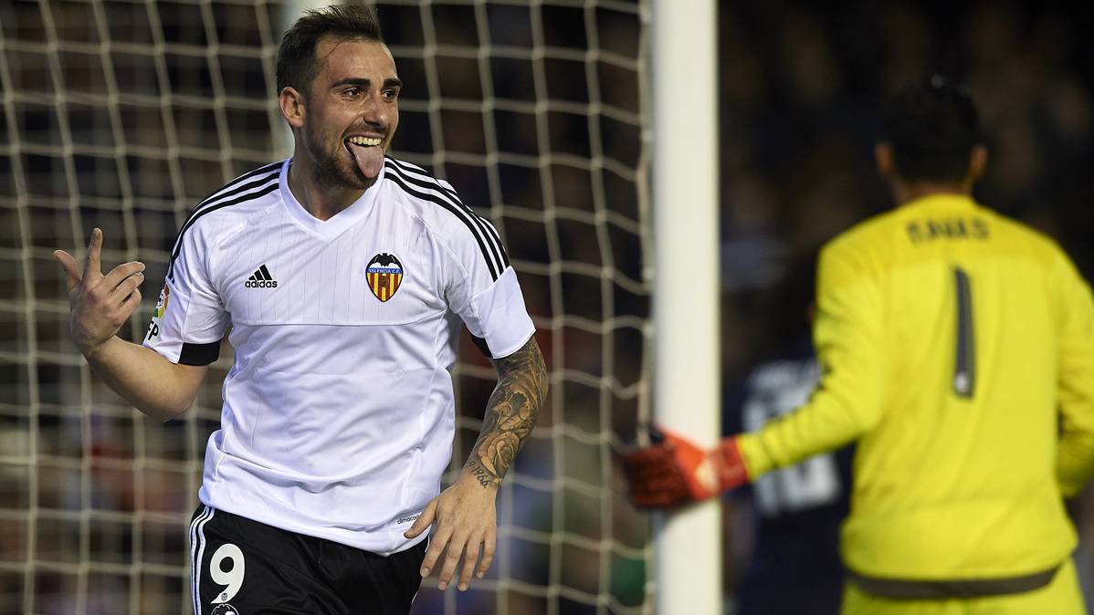 Paco Alcácer, just after marking a goal with Valencia