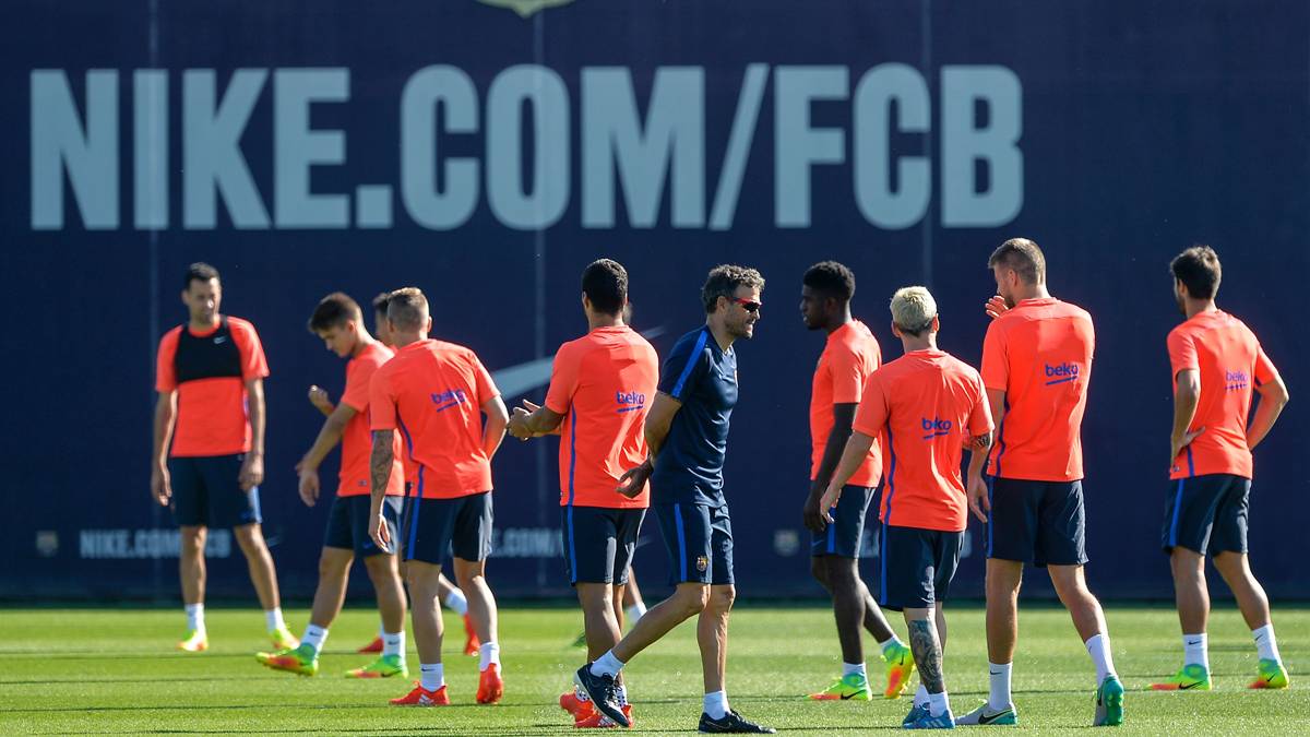 The players of the FC Barcelona, training in the Ciutat Esportiva