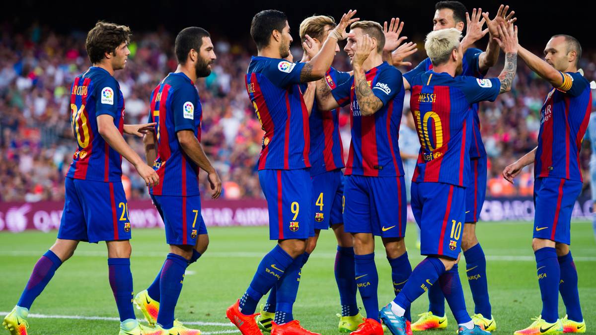 The players of the Barça, celebrating one of the goals of the Gamper