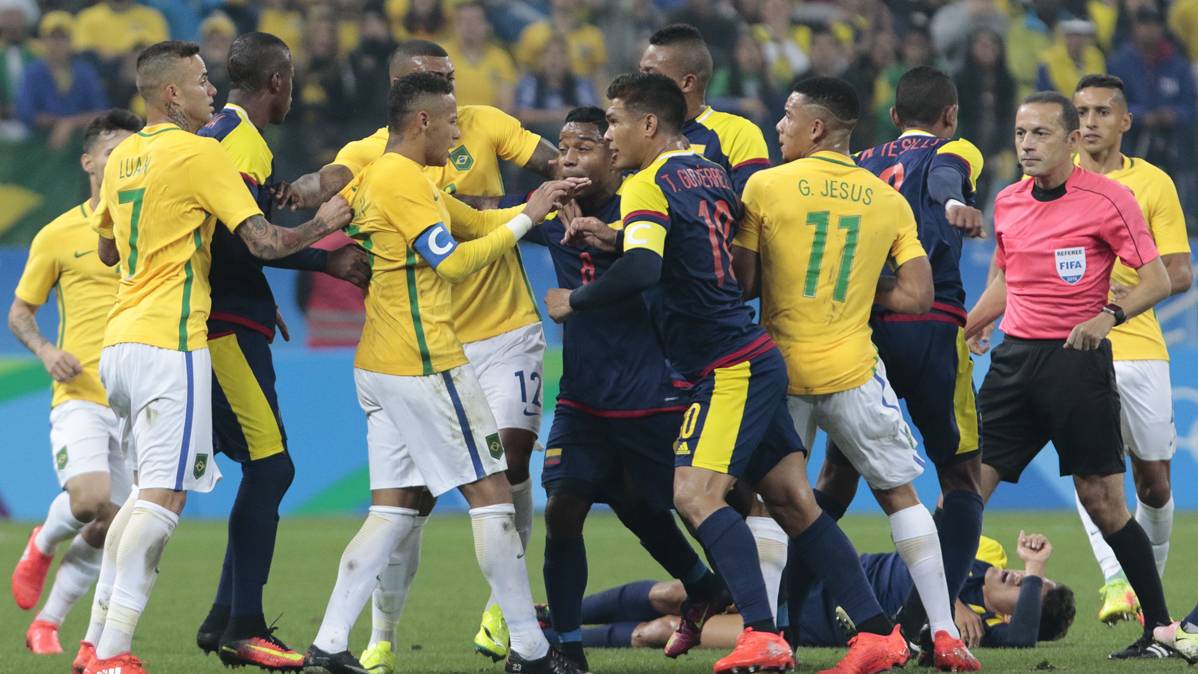 Neymar Jr, enzarzado in a battle with players of Colombia