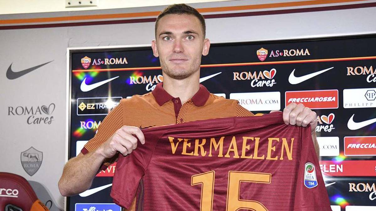 Thomas Vermaelen, posando con la camiseta de la Roma