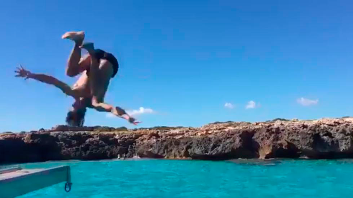 Carles Puyol ,en el salto en una playa de Menorca