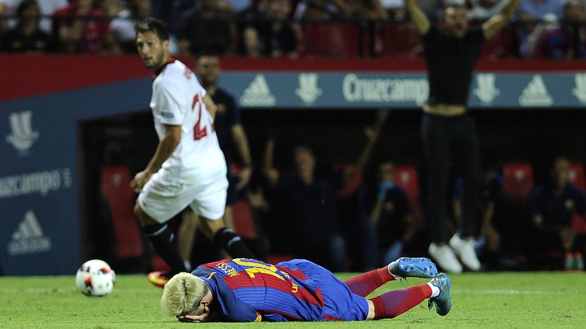 Leo Messi, after being demolished by a defender of the Seville