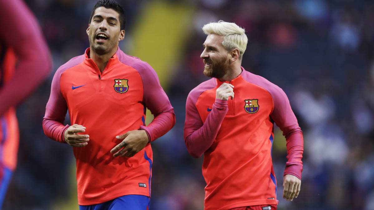 Leo Messi y Luis Suárez, calentando en el Sánchez Pizjuán