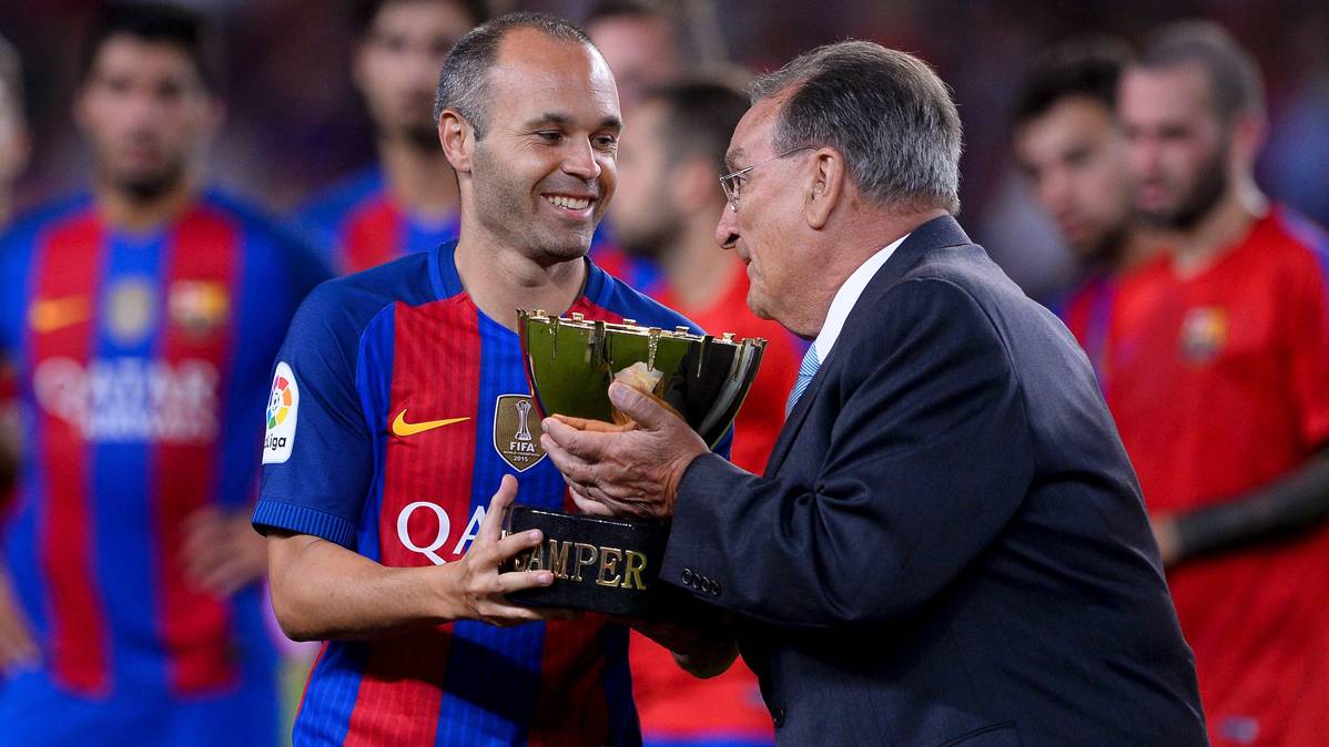 Andrés Iniesta, receiving the Trophy Joan Gamper in an image of archive