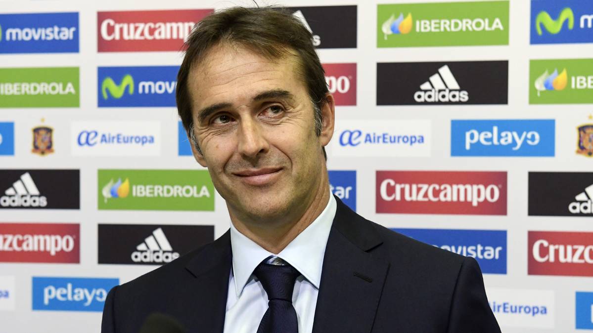 Julen Lopetegui, attending to the means in the mixed zone