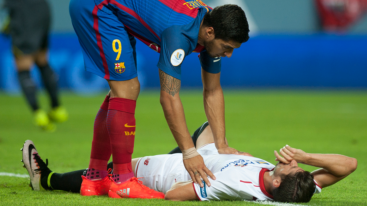 Sergio Escudero, dolorido en el césped tras el choque con Luis Suárez