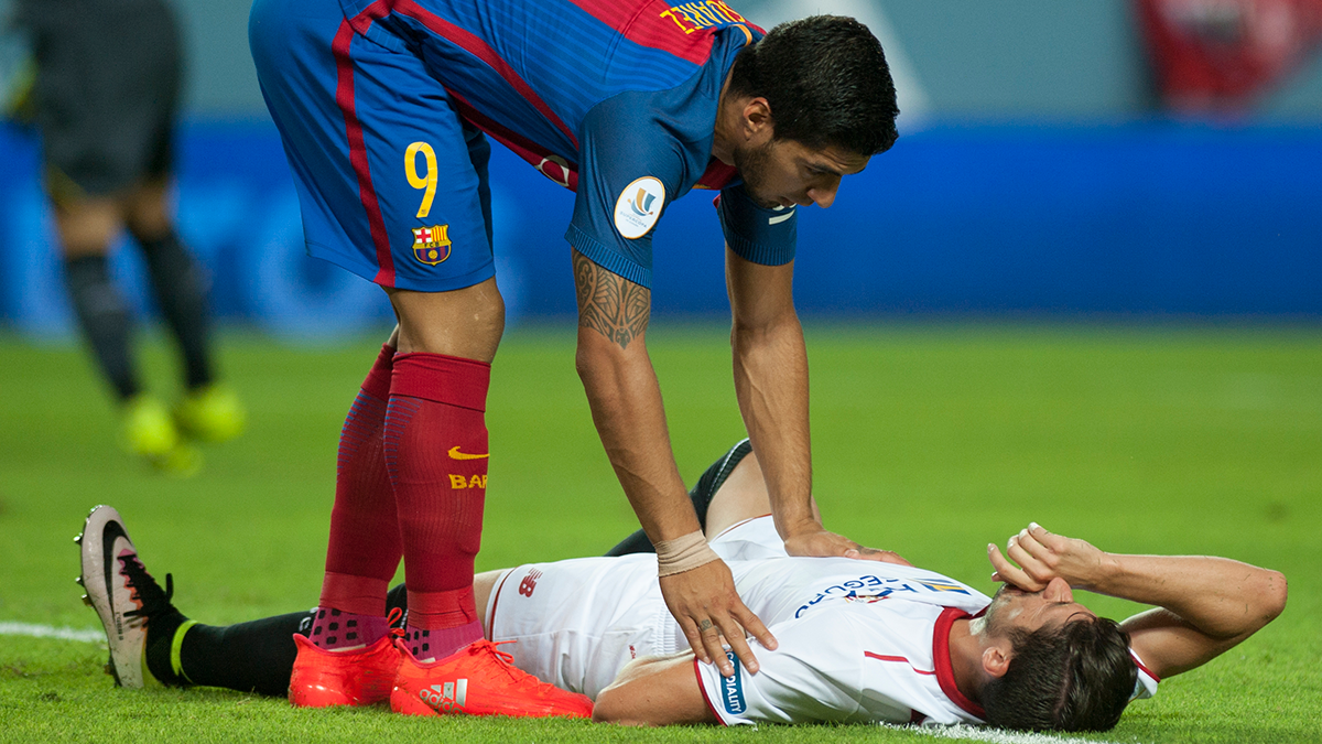 Sergio Escudero, sore in the lawn after the crash with Luis Suárez