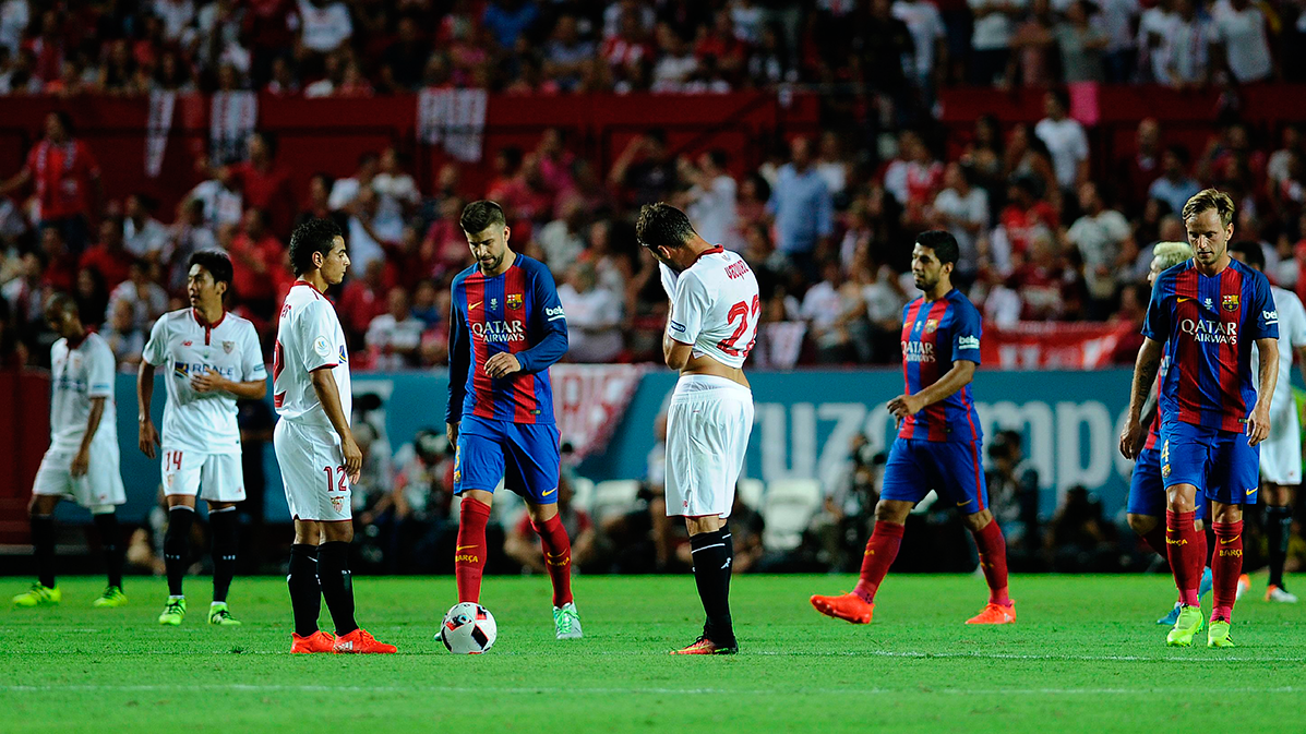 A moment of the party between Seville FC and FC Barcelona