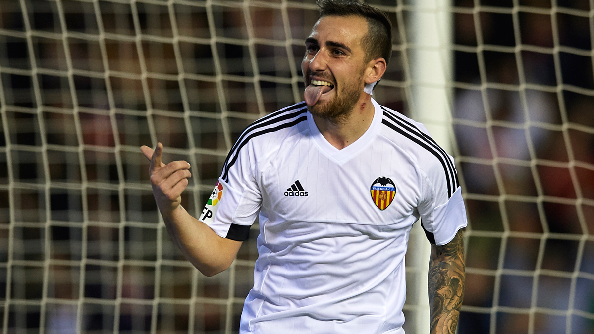 Paco Alcácer, celebrating a marked goal with Valencia