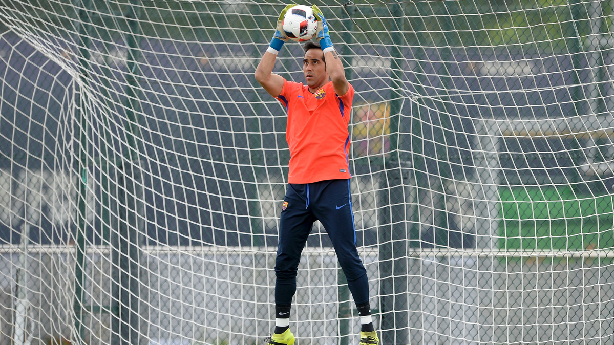 Claudio Bravo, during a training with the FC Barcelona