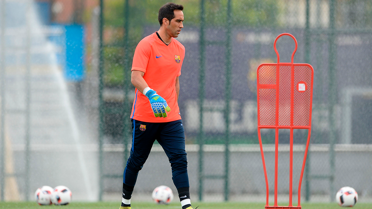 Claudio Bravo en el entrenamiento del FC Barcelona