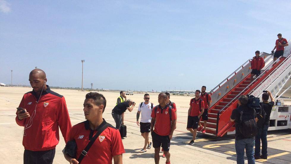 The players of the Seville FC arriving to Barcelona