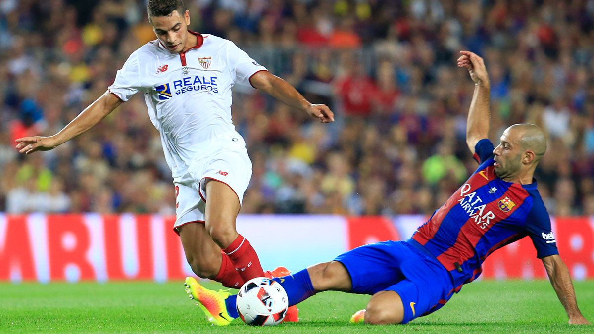 Mascherano en una jugada durante el partido ante el Sevilla FC