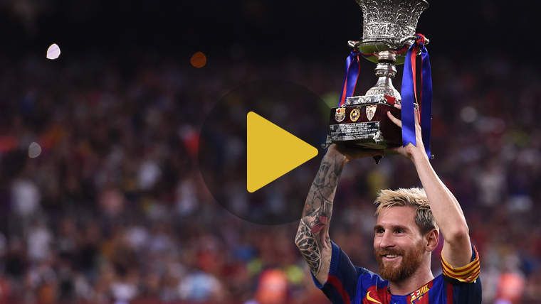 Lionel Messi, raising the Supercopa of Spain to the public of the Camp Nou
