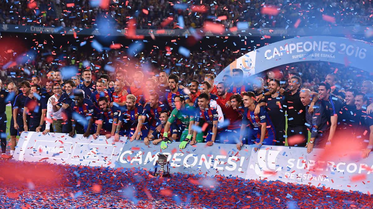 El FC Barcelona, celebrando la consecución de la Supercopa de España