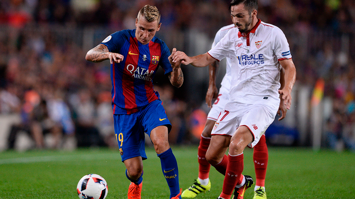 Lucas Digne luchando en la banda en el partido ante el Sevilla FC