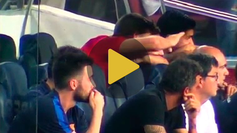 El banquillo del FC Barcelona con Gerard Piqué y Jordi Alba ante el Sevilla FC