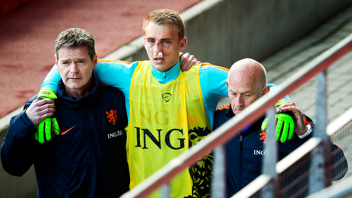 Jasper Cillessen, with the face broken after a friendly between Holland and France