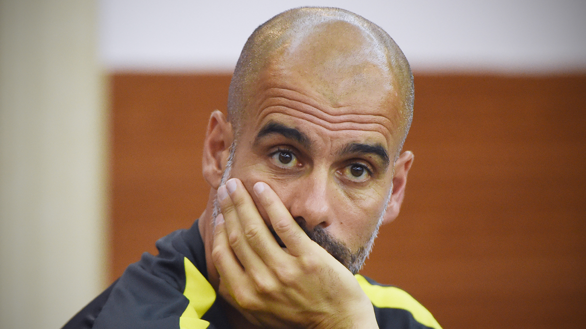 Pep Guardiola, hablando en rueda de prensa con el Manchester City