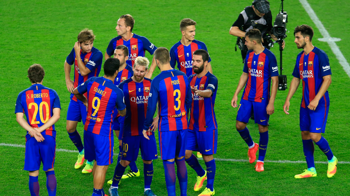 Los jugadores del Barça, después de ganar la Supercopa de España