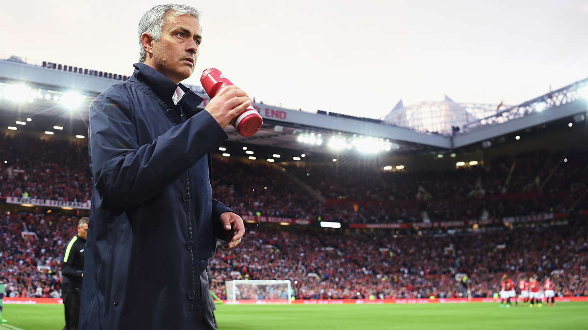 José Mourinho, bebiendo agua tras un partido del Manchester United