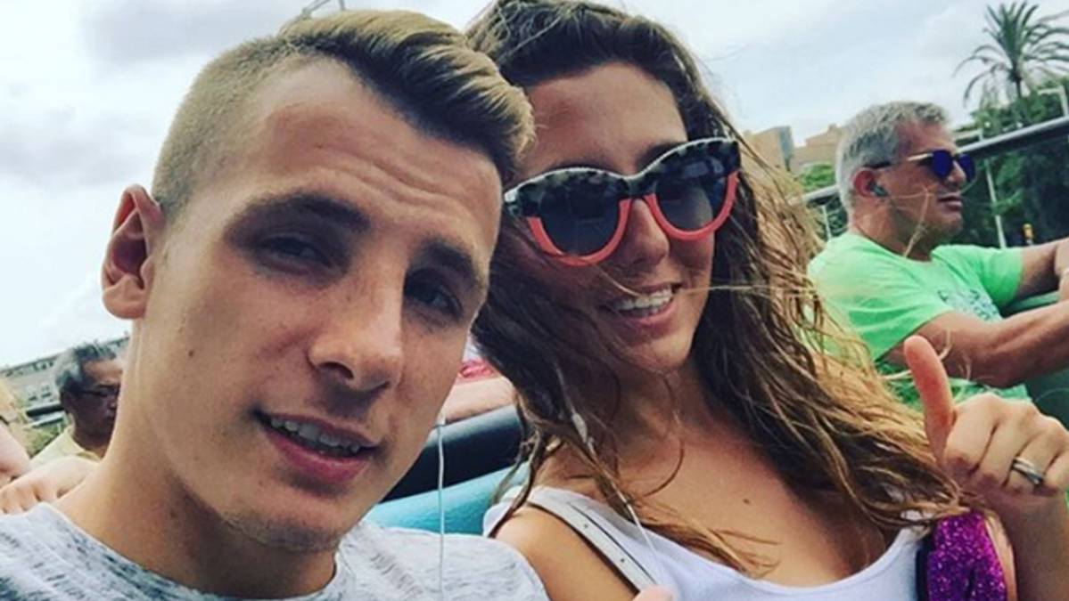 Lucas Digne, beside his girlfriend in the Bus Turístic of Barcelona
