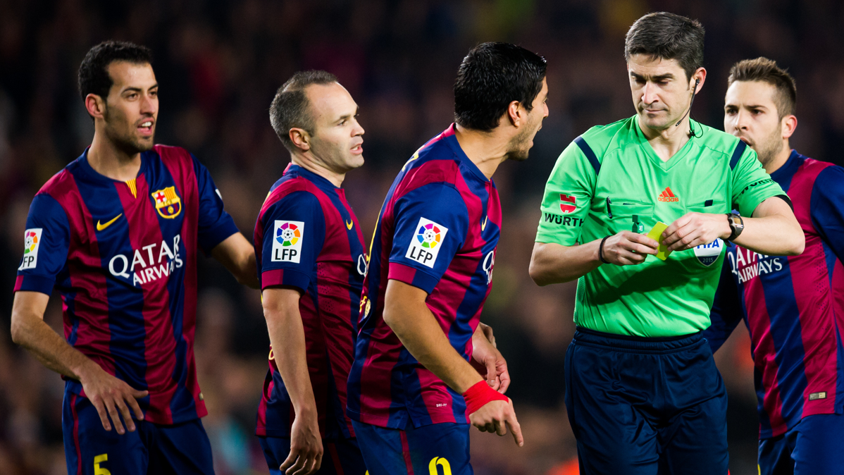 Undiano Mallenco, ready to show a card to a player of the Barça