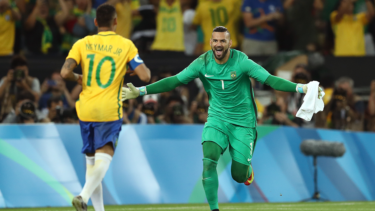 Neymar Júnior celebra junto a Weverton la victoria final ante Alemania