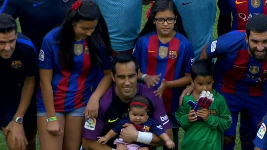 Claudio Bravo, accompanied of his family in the Camp Nou