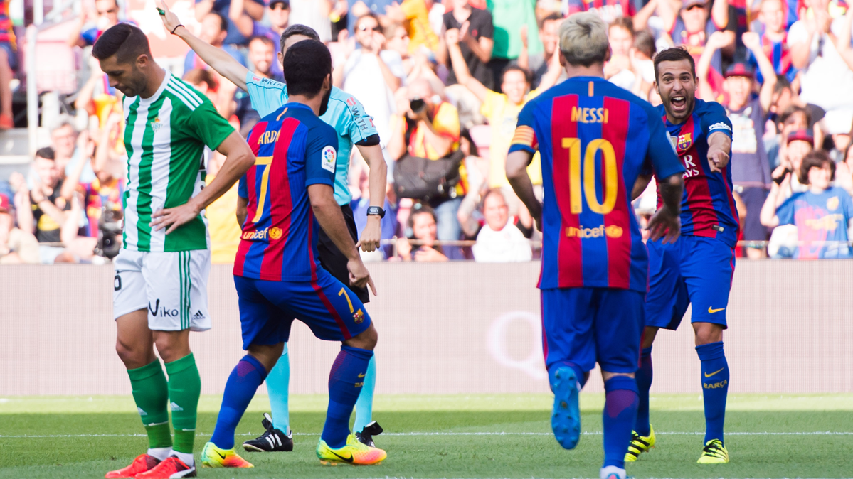 Jordi Alba, celebrando el gol de Arda Turan después de asistirle