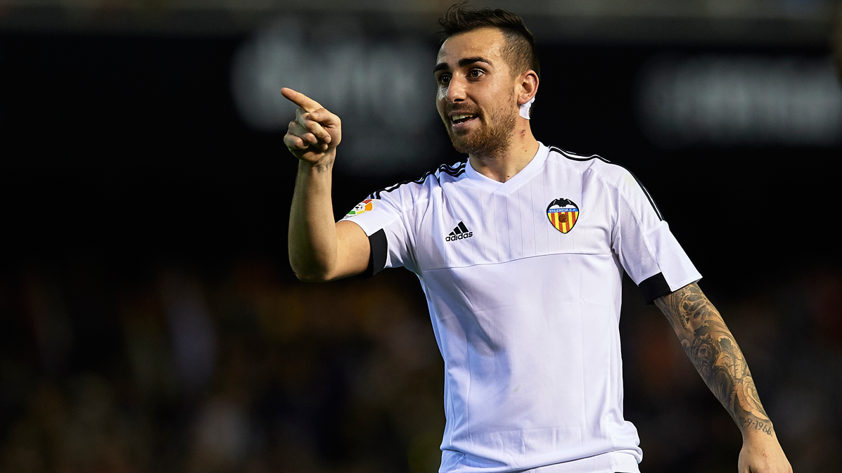 Paco Alcácer, durante un partido con el Valencia CF