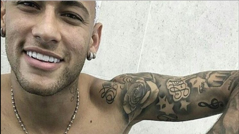 Neymar Jr, mientras se teñía el pelo de rubio platino