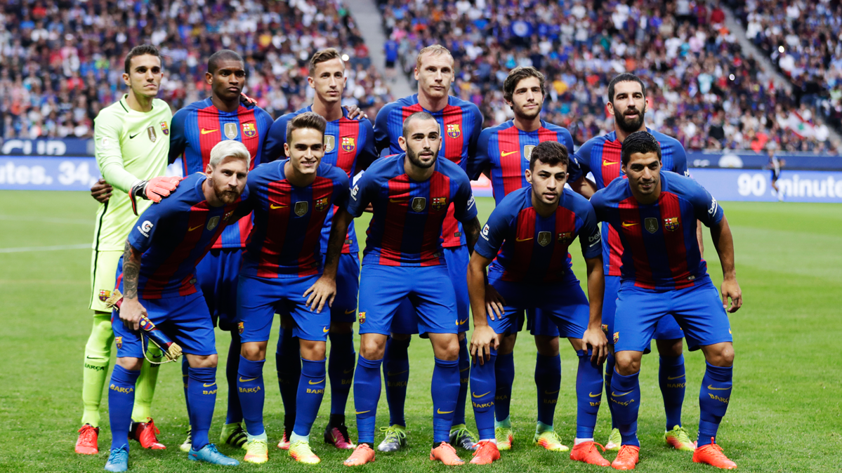 The Barça, posing before the friendly party against the Leicester