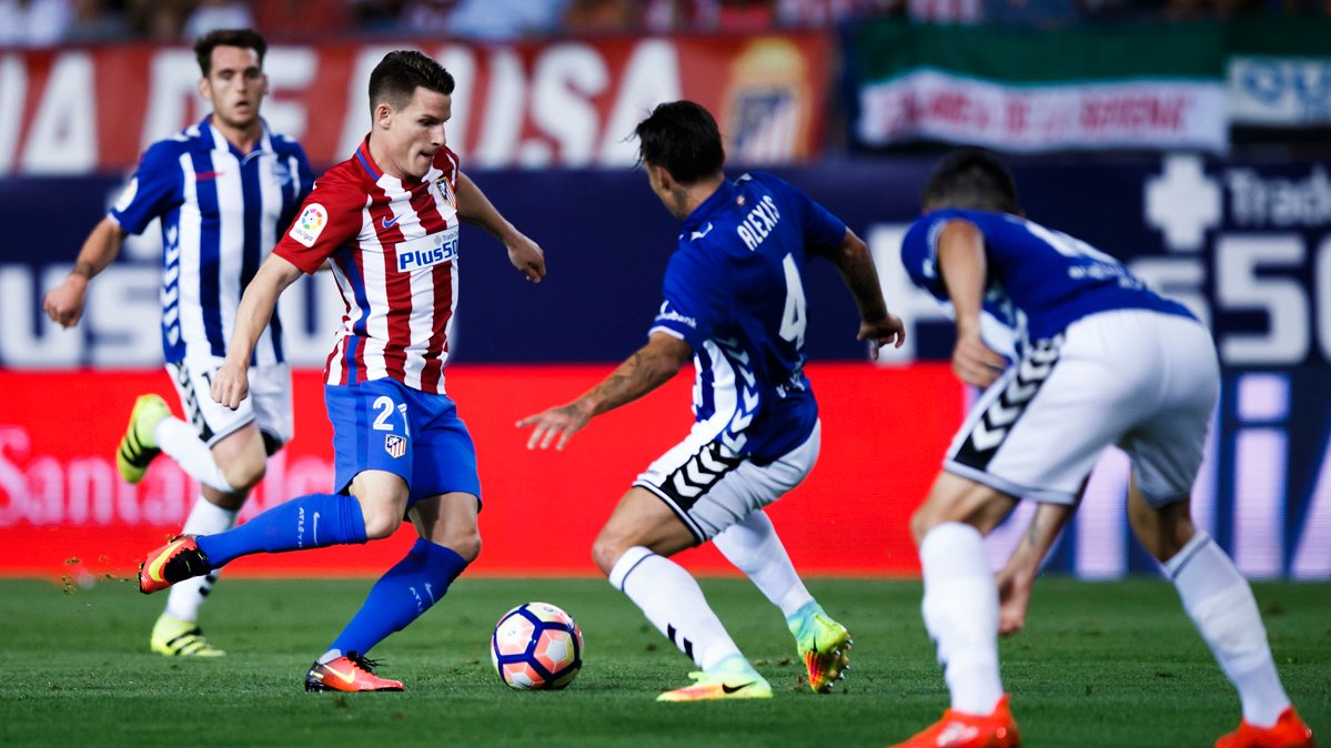 Kevin Gameiro, trying create an occasion of goal against the Alavés